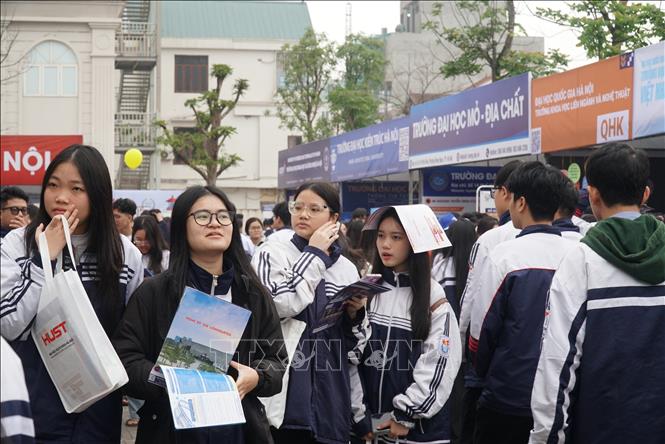 Một số học sinh cũng muốn tìm hiểu về các kỳ thi đánh giá năng lực, tư duy, các kỳ thi riêng của một số cơ sở đào tạo và định hướng ôn tập. Ảnh: Bích Huệ - TTXVN                             