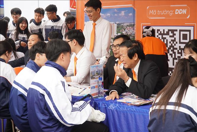 Nhiều trường đại học cung cấp thông tin cụ thể hơn cho học sinh và các bậc phụ huynh từ phương thức xét tuyển, đến điều kiện đào tạo, các chính sách ưu đãi, học bổng, học phí.  Ảnh: Bích Huệ - TTXVN                          