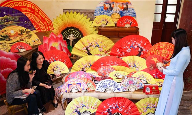 Trưng bày, giới thiệu các sản phẩm thủ công mỹ nghệ, sản phẩm làng nghề truyền thống,...Ảnh: Thanh Tùng - TTXVN