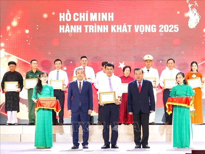 Anh Nguyễn Anh Vũ lãnh nhận Giấy chứng nhận, biểu trưng tôn vinh đạt thành tích xuất sắc của Ban tổ chức  tại Chương trình “Giao lưu các điển hình tiêu biểu trong học tập và làm theo tư tưởng, đạo đức, phong cách Hồ Chí Minh” khu vực phía Nam, tổ chức tại tỉnh Tây Ninh vào đầu tháng 12/2025. Ảnh: TTXVN phát