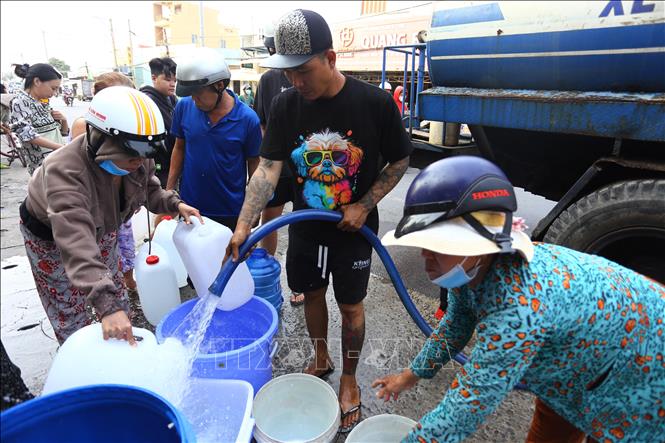Nguồn nước lấy được từ các điểm tiếp nước chỉ đủ để người dân xã Đại Phước, tỉnh Đồng Nai dùng nấu ăn, sinh hoạt tạm thời. Ảnh: Lê Xuân-TTXVN