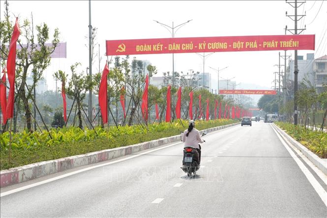 Trang trí tuyên truyền trực quan trên một trục đường chính của phường Hoa Lư, tỉnh Ninh Bình. Ảnh: Đức Phương - TTXVN