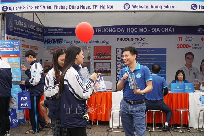 Đến với chương trình tư vấn tuyển sinh - hướng nghiệp 2026, học sinh ở Nghệ An mong muốn tìm hiểu những quy định của Bộ Giáo dục và Đào tạo liên quan tới thi và xét tuyển, đặc biệt là quy định liên quan tới số lượng nguyện vọng xét tuyển, phương thức xét tuyển và điều chỉnh về các tổ hợp xét tuyển. Ảnh: Bích Huệ - TTXVN                              