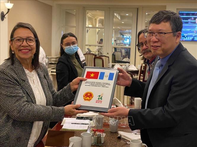 Đại sứ Nguyễn Văn Hải với đại diện Đảng Cách mạng Quốc gia Thống nhất Guatemala (URNG). Ảnh: TTXVN phát