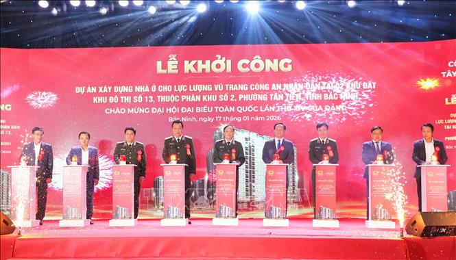 Các đại biểu nhấn nút khởi công dự án. Ảnh: Đồng Thúy- TTXVN