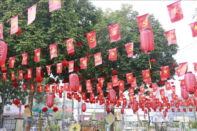 Rực rỡ lá cờ đỏ sao vàng và cờ Đảng trong trường học ở phường Yên Bái. Ảnh: Đinh Thùy - TTXVN