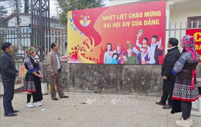 Cán bộ, đảng viên và nhân dân xã Púng Luông kỳ vọng Đại hội sẽ thông qua những quyết sách đúng đắn giúp đồng bào dân tộc thiểu số, miền núi bứt phá về kinh tế, xóa đói, giảm nghèo. Ảnh: TTXVN phát