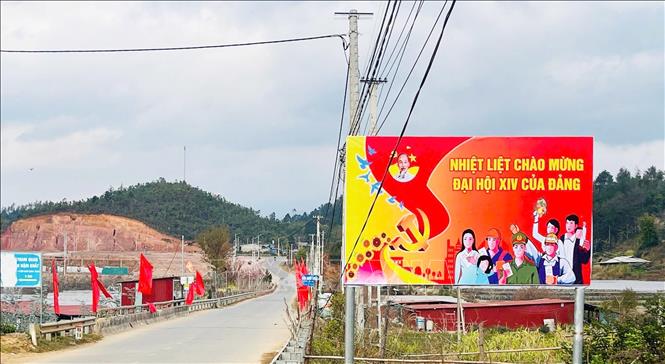 Tại các tuyến đường ở xã vùng cao Púng Luông ngập tràn khẩu hiệu và cờ hoa trước thềm Đại hội XIV của Đảng. Ảnh: TTXVN phát