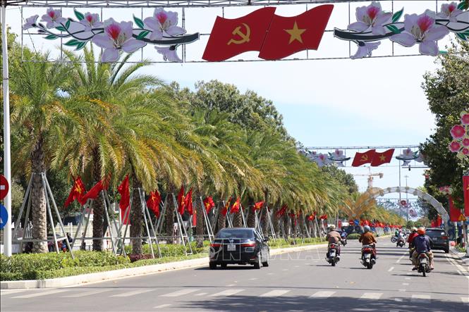 Tuyến đường 16 tháng 4 (phường Phan Rang, tỉnh Khánh Hòa) rực rỡ cờ hoa tạo không khí phấn khởi chào mừng Đại hội đại biểu toàn quốc lần thứ XIV của Đảng. Ảnh: Nguyễn Thành – TTXVN