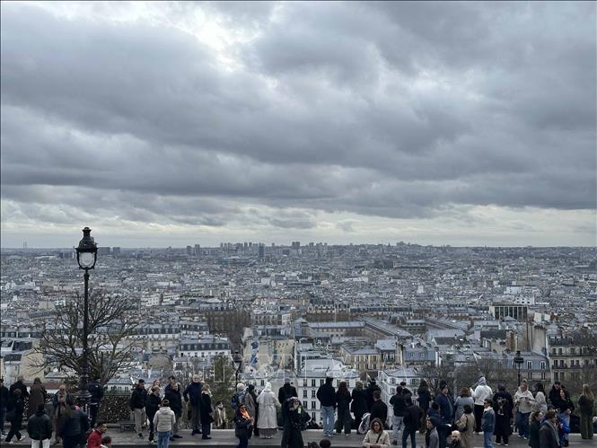Toàn cảnh Paris được ngắm trọn vẹn từ trên đỉnh Nhà thờ Sacré-Coeur, là điểm đặc sắc thu hút hàng nghìn du khách mỗi ngày tới tham quan. Ảnh: Ngọc Hiệp - P/v TTXVN tại Pháp