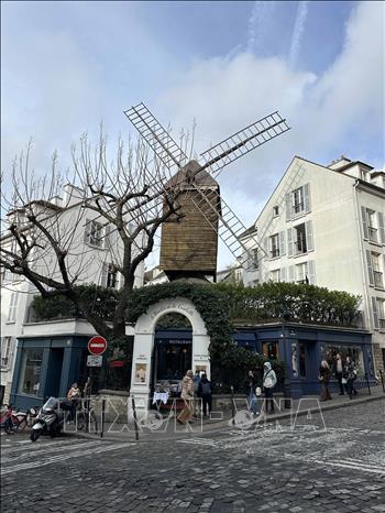 Cối xay gió là một biểu tượng thu hút nhiều khách du lịch tới thăm quan Đồi Monmartre. Ảnh: Ngọc Hiệp - P/v TTXVN tại Pháp
