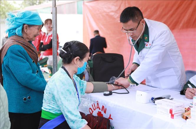 Thầy thuốc quân hàm xanh khám, tư vấn và phát thuốc miễn phí cho người dân. Ảnh: Quý Trung – TTXVN