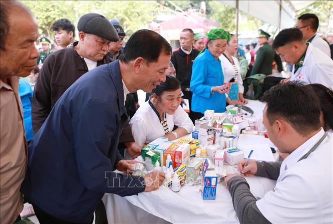 Thầy thuốc quân hàm xanh khám, tư vấn và phát thuốc miễn phí cho người dân. Ảnh: Quý Trung – TTXVN