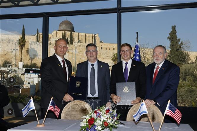 (Từ trái sang phải) Chuẩn tướng Erez Eskel; Thứ trưởng Ngoại giao Mỹ phụ trách kinh tế Jacob Helberg; Ngoại trưởng Israel Gideon Sa’ar; Đại sứ Mỹ tại Israel Mike Huckabee, tại lễ ký thỏa thuận về trí tuệ nhân tạo (AI) ở Jerusalem, ngày 16/1/2026. Ảnh: TTXVN phát