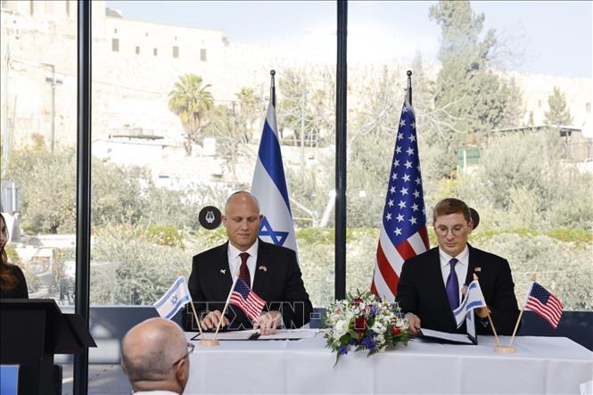 Bản ghi nhớ hợp tác được Cục trưởng Cục AI Quốc gia Israel, Chuẩn tướng Erez Eskel, và Thứ trưởng Ngoại giao Mỹ phụ trách kinh tế Jacob Helberg ký kết ở Jerusalem, ngày 16/1/2026. Ảnh: TTXVN phát