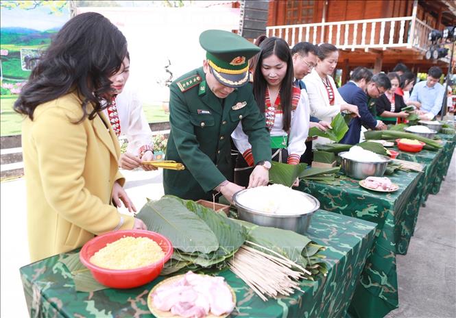 Các đại biểu tham gia gói bánh chưng Tết tại chương trình. Ảnh: Quý Trung – TTXV