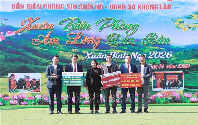 Các đợn vị tài trợ cho Đảng bộ, nhân dân xã Khổng Lào. Ảnh: Quý Trung – TTXVN