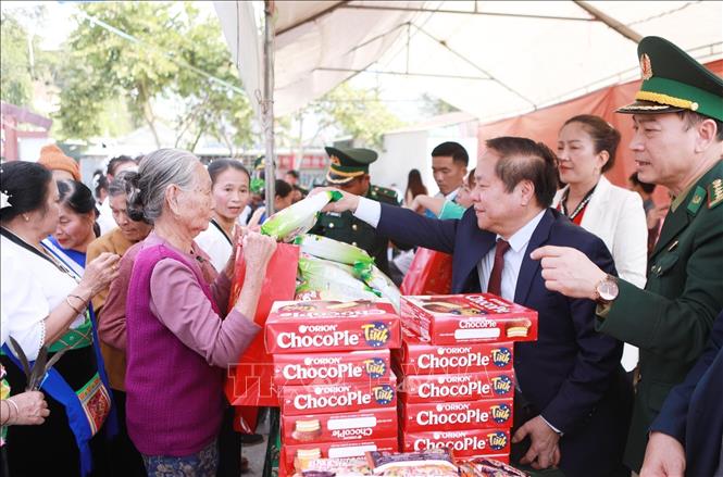 Trao tặng quà cho các hộ gia đình có hoàn cảnh khó khăn tại Gian hàng 0 đồng. Ảnh: Quý Trung – TTXVN