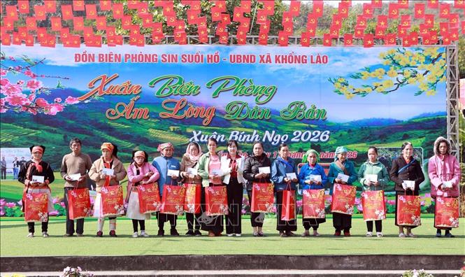 Đại diện Hội phụ nữ tỉnh Lai Châu trao tặng quà cho các chị em có hoàn cảnh khó khăn trên địa bàn xã Khổng Lào. Ảnh: Quý Trung – TTXVN