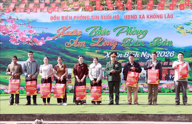 Lãnh đạo Bộ Chỉ huy quân sự tỉnh trao tặng quà cho các hộ có con em chuẩn bị lên đường nhập ngũ. Ảnh: Quý Trung – TTXVN
