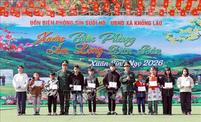 Trao tặng quà cho học sinh trong Chương trình nâng bước em đến trường. Ảnh: Quý Trung – TTXVN