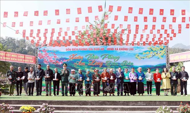 Các đồng chí lãnh đạo trao tặng điện thoại thông minh cho các hộ dân bản Khổng Lào. Ảnh: Quý Trung – TTXVN