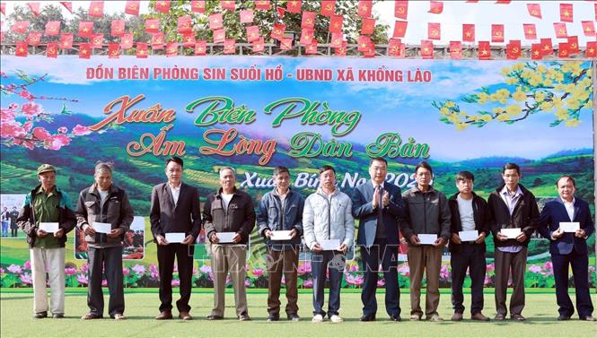 Phó Chủ tịch Mặt trận Tổ quốc Việt Nam tỉnh Lai Châu Tống Thanh Bình trao tặng quà cho người uy tín. Ảnh: Quý Trung – TTXVN