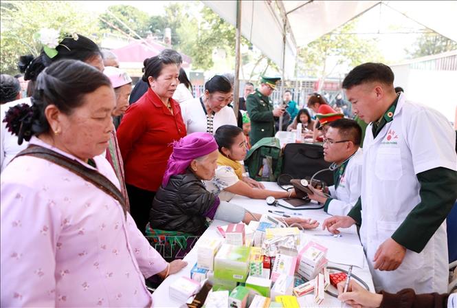 Thầy thuốc quân hàm xanh khám, tư vấn và phát thuốc miễn phí cho người dân. Ảnh: Quý Trung – TTXVN