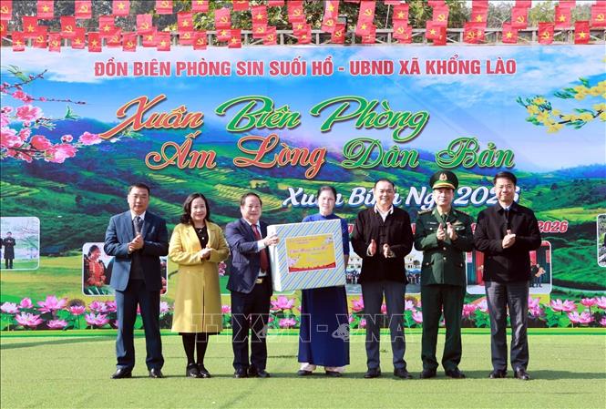 Phó Chủ tịch Thường trực UBND tỉnh Lai Châu Tống Thanh Hải cùng các đồng chí lãnh đạo trao tặng quà cho bản Khổng Lào. Ảnh: Quý Trung – TTXVN