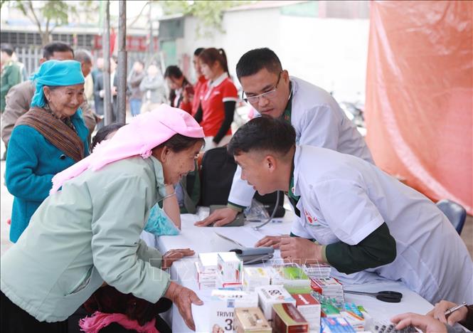 Thầy thuốc quân hàm xanh khám, tư vấn và phát thuốc miễn phí cho người dân. Ảnh: Quý Trung – TTXVN