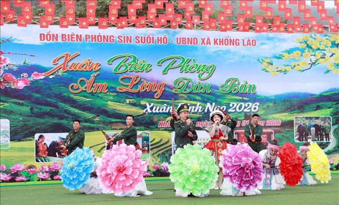 Chương trình văn nghệ do cán bộ chiến sĩ Đồn Biên phòng Sin Suối Hồ phối hợp với đồng bào tham gia biểu diễn. Ảnh: Quý Trung – TTXVN