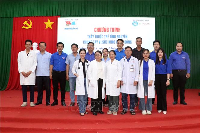 Các bác sĩ và đoàn viên thanh niên tham gia tại chương trình. Ảnh: Trung Kiên - TTXVN