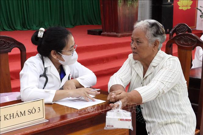 Bác sĩ tư vấn sức khỏe và khám bệnh cho người dân tại chương trình. Ảnh: Trung Kiên - TTXVN