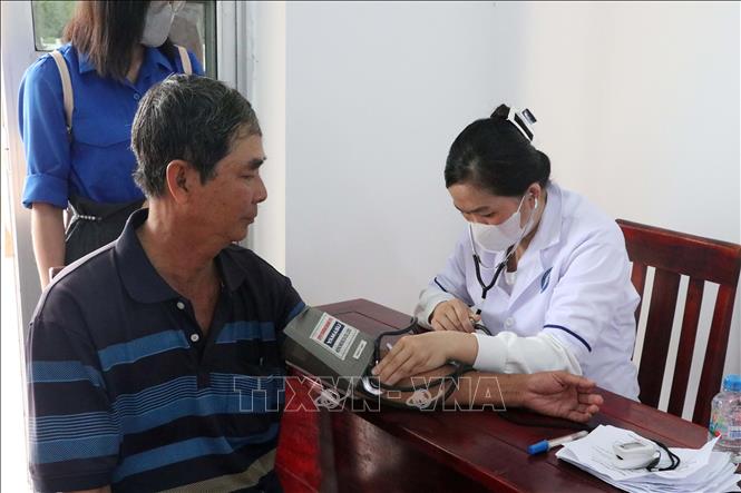 Người dân địa phương đến với chương trình để khám bệnh, kiểm tra sức khỏe. Ảnh: Trung Kiên - TTXVN