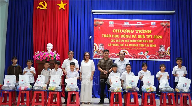 Ban Tổ chức trao quà Tết 2026 cho trẻ em có hoàn cảnh khó khăn vùng biên giới tỉnh Tây Ninh. Ảnh: Minh Phú – TTVXN