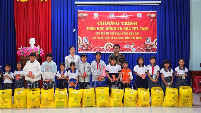 Ban Tổ chức trao quà Tết 2026 cho trẻ em có hoàn cảnh khó khăn vùng biên giới tỉnh Tây Ninh. Ảnh: Minh Phú - TTVXN