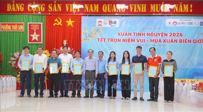 Lãnh đạo UBND phường Thới Sơn (tỉnh An Giang) trao thư cảm ơn các nhà hảo tâm và đơn vị đồng hành. Ảnh: Công Mạo-TTXVN