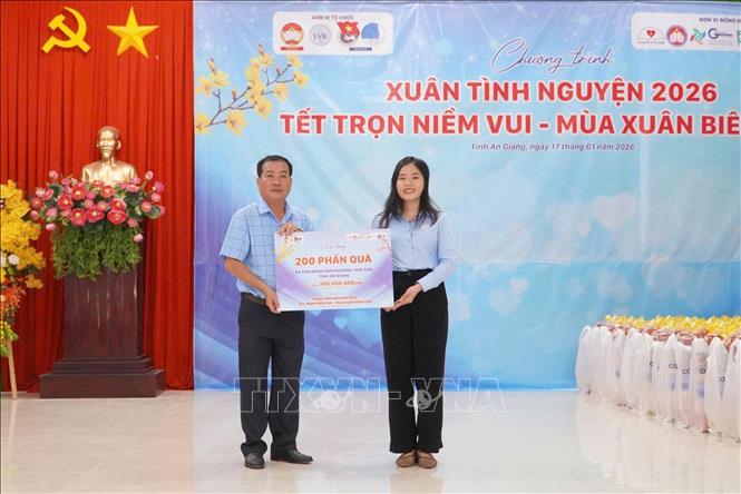 Đại diện Ban tổ chức trao hỗ trợ 200 phần quà Tết cho các hộ dân có hoàn cảnh khó khăn trên địa bàn phường Thới Sơn. Ảnh: Công Mạo-TTXVN