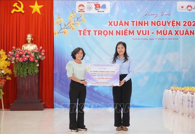 Đại diện Ban tổ chức trao hỗ trợ công trình sân chơi cho thiếu nhi trên địa bàn phường Thới Sơn. Ảnh: Công Mạo-TTXVN