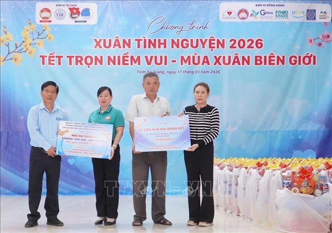 Đại diện Ban tổ chức trao hỗ trợ kinh phí xây dựng 2 căn nhà Đại đoàn kết với tổng trị giá 120 triệu đồng cho 2 hộ gia đình có hoàn cảnh đặc biệt khó khăn về nhà ở trên địa bàn phường Thới Sơn. Ảnh: Công Mạo-TTXVN