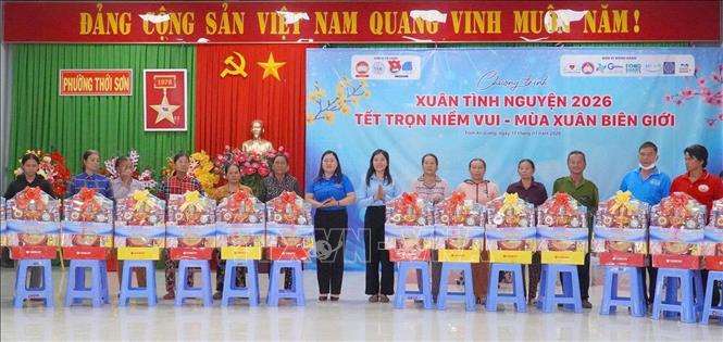 Đại diện Ban tổ chức trao quà Tết đến các hộ dân có hoàn cảnh khó khăn trên địa bàn phường Thới Sơn. Ảnh: Công Mạo-TTXVN