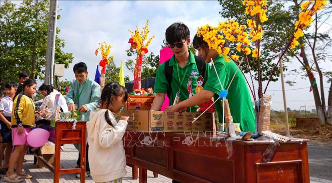 Không khí vui tươi tại các trò chơi dân gian có thưởng dành cho thiếu nhi trong những ngày giáp Tết. Ảnh: Minh Phú - TTVXN