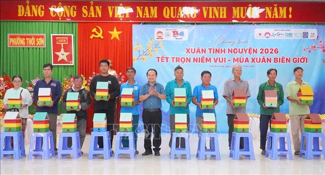 Đại diện Ban tổ chức trao hỗ trợ mô hình sinh kế “Nuôi ong dú thiên nhiên lấy mật” cho các hộ dân, thanh niên vượt khó trên địa bàn phường Thới Sơn. Ảnh: Công Mạo-TTXVN