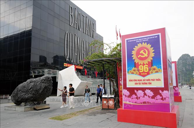 Khu vực Bảo tàng - Thư viện tỉnh Quảng Ninh đang trang trí khánh tiết chào mừng Đại hội Đảng. Ảnh: Văn Đức - TTXVN