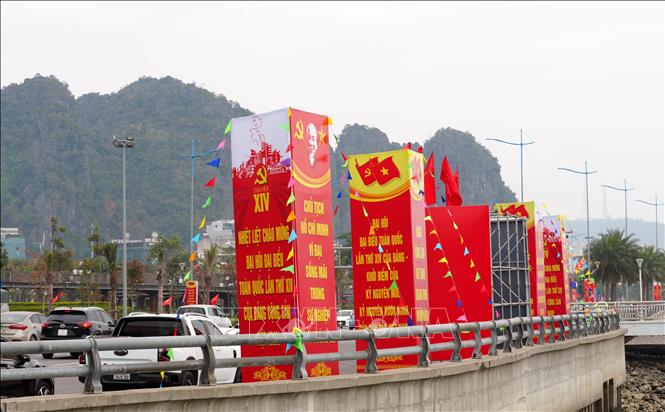 Đường phố Quảng Ninh ngợp trời cờ hoa. Ảnh: Văn Đức - TTXVN