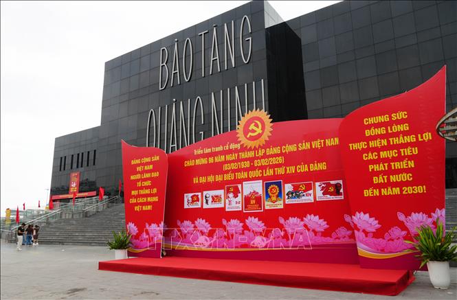 Khu vực Bảo tàng - Thư viện tỉnh Quảng Ninh đang trang trí khánh tiết chào mừng Đại hội Đảng. Ảnh: Văn Đức - TTXVN