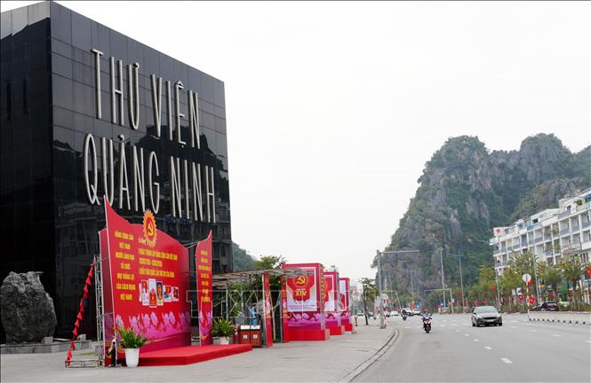 Khu vực Bảo tàng - Thư viện tỉnh Quảng Ninh đang trang trí khánh tiết chào mừng Đại hội Đảng. Ảnh: Văn Đức - TTXVN