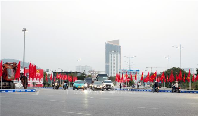Quảng Ninh rực rỡ cờ hoa chào mừng Đại hội đại biểu toàn quốc lần thứ XIV của Đảng. Ảnh: Văn Đức - TTXVN