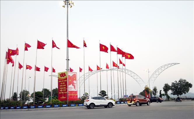 Quảng Ninh rực rỡ cờ hoa chào mừng Đại hội đại biểu toàn quốc lần thứ XIV của Đảng. Ảnh: Văn Đức - TTXVN