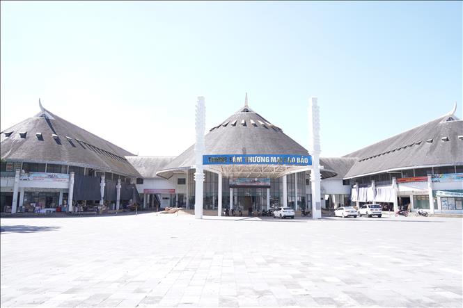 The Lao Bao Trade Centre has a total construction area of over 10,000 sq.m with around 350 traders conducting business, offering a wide range of goods mainly imported from Thailand and Laos. VNA Photo 